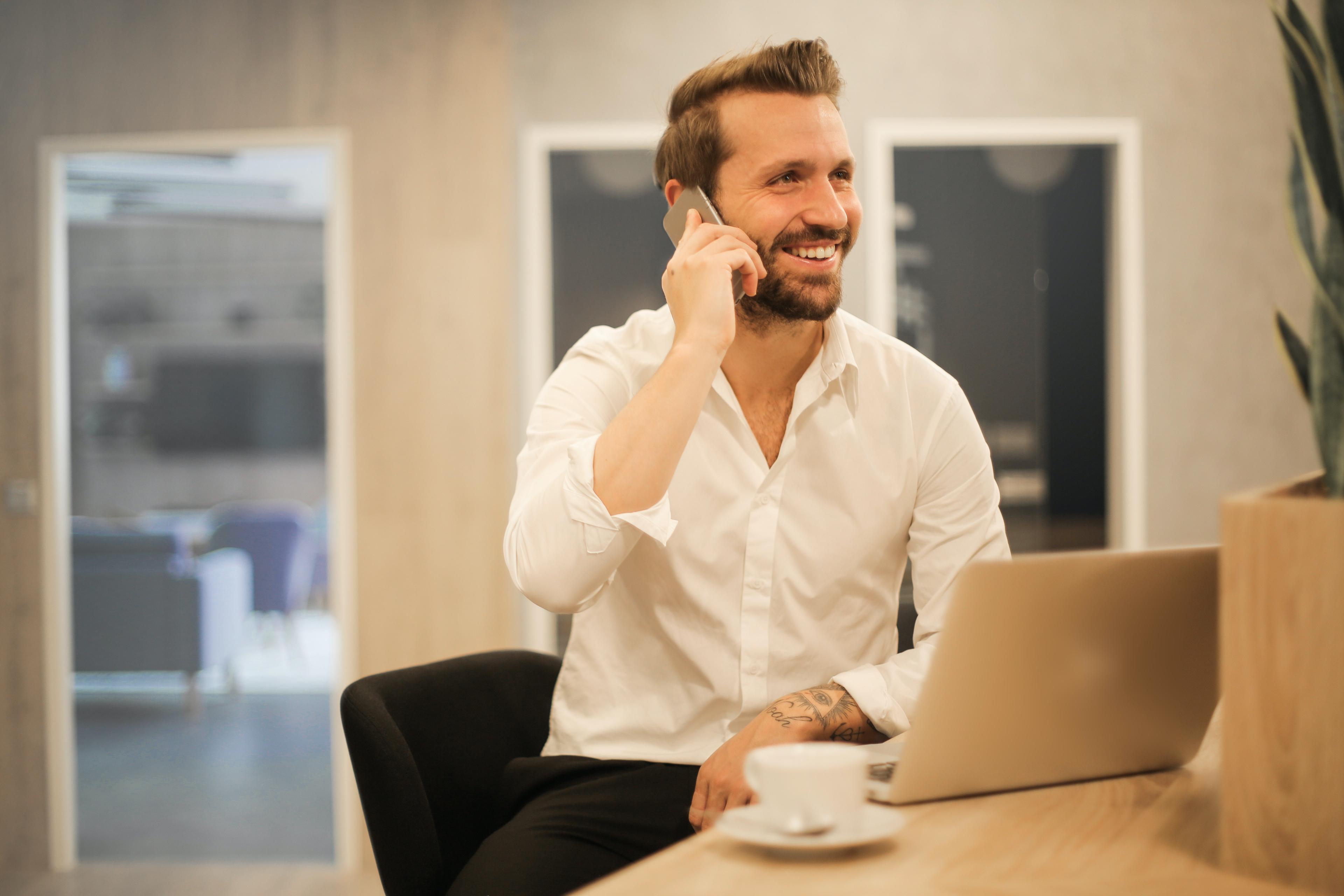 Junger Mann am Telefon